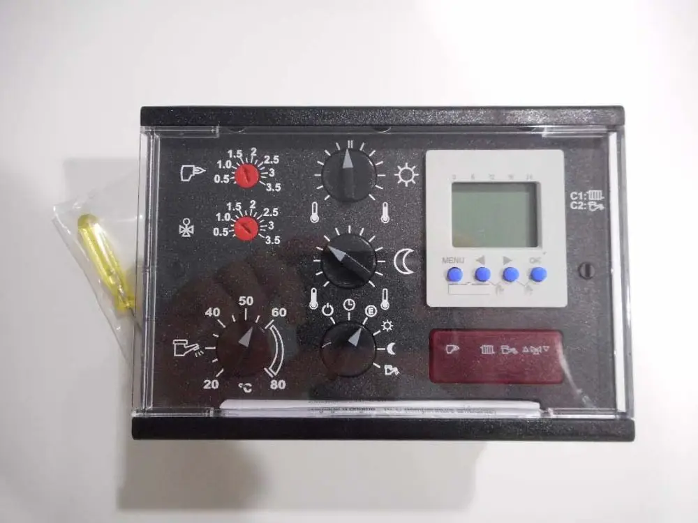 Bedienelement von Remeha mit mehreren Reglern sowie einem digitalen Display. Funktionen zur Temperatureinstellung und Betriebsmodi sichtbar. Gerät in klarer Bauform.